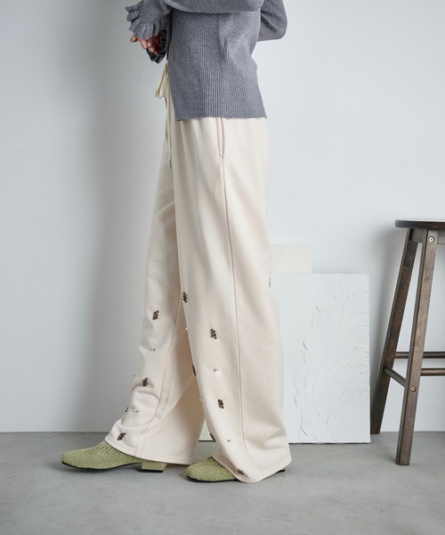 THE YOn（ザヨン）の「ビジューデザインスウェットイージーパンツ（スウェットパンツ・レディース・アイボリー/サックスブルー/グレー・FREE）」の13枚目の写真