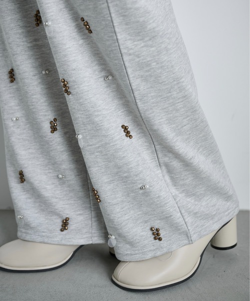 THE YOn（ザヨン）の「ビジューデザインスウェットイージーパンツ（スウェットパンツ・レディース・アイボリー/サックスブルー/グレー・FREE）」の4枚目の写真