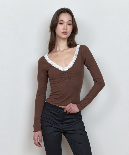 CURETTY（キュリティ）の「C LACE BUTTON T-SHIRT_BROWN（Tシャツ/カットソー・レディース・ブラウン・SMALL）」の2枚目の写真