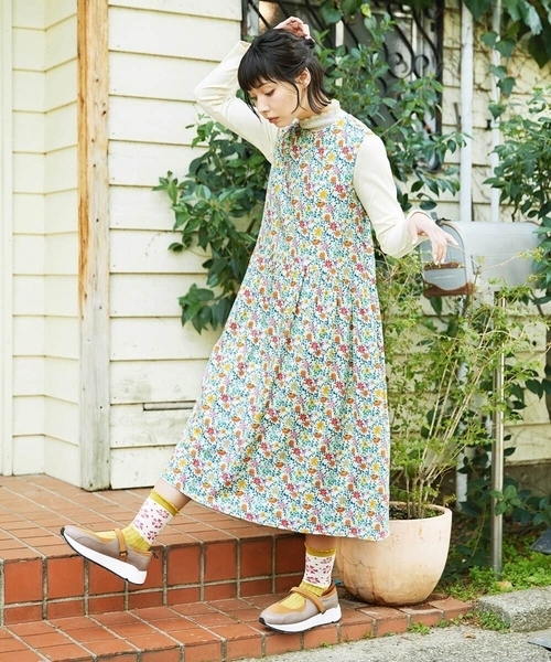 Jocomomola(ホコモモラ)の「Sancho Panza フラワープリントノースリーブワンピース(ワンピース・レディース・アイボリー/ネイビー・40/42)」の5枚目の写真
