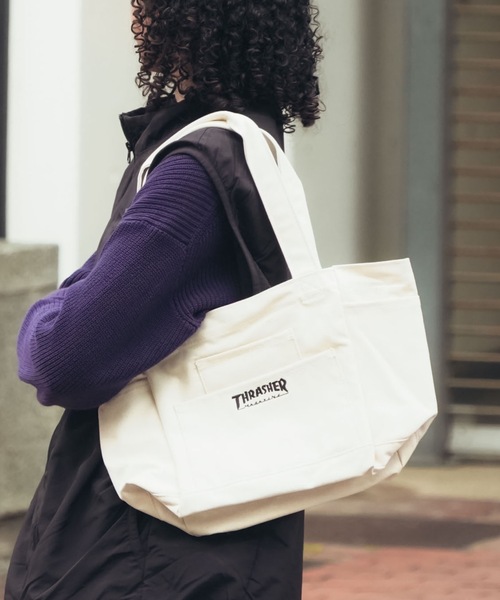 THRASHER(スラッシャー)の「OUT POCKET TOTE BAG/THRASHER スラッシャー アウトポケット コットンキャンバス GONZ刺繍 前面サイドポケット 大容量 ナチュラル 通学 通勤 エコバッグ ストリート ユニセックス(トートバッグ・メンズ・ホワイト×ブラック/ホワイト系その他・FREE)」の1枚目の写真