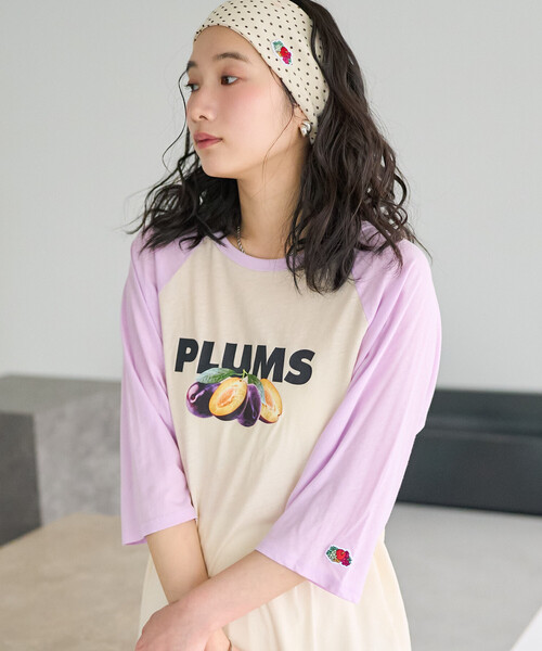 FREAK'S STORE(フリークスストア)の「FRUIT OF THE LOOM × FREAK'S STORE/フルーツオブザルーム 別注 シアー ラグランプリントTシャツ/ラグランT(Tシャツ/カットソー・レディース・チャコール/パープル/ベージュ・フリ-)」の1枚目の写真
