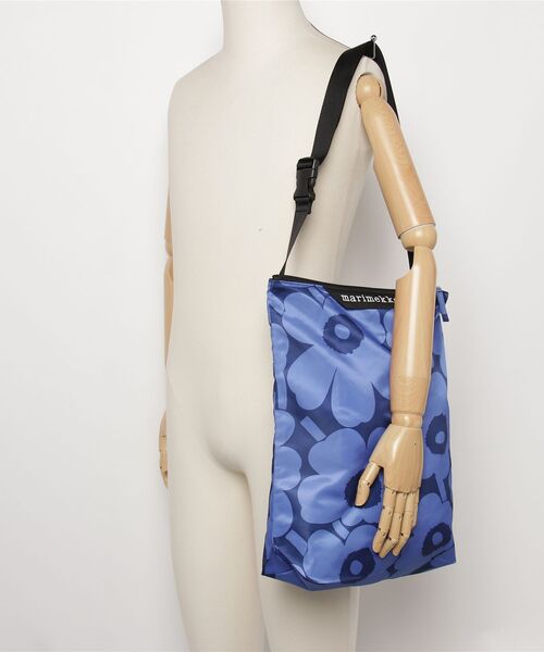 marimekko(マリメッコ)の「Unikko / Neat Crossbody bag M(ショルダーバッグ・レディース・ネイビー・FREE)」の11枚目の写真