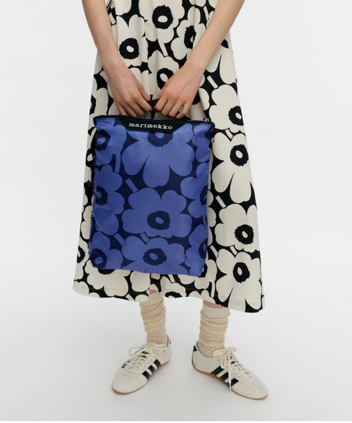 marimekko(マリメッコ)の「Unikko / Neat Crossbody bag M(ショルダーバッグ・レディース・ネイビー・FREE)」の1枚目の写真
