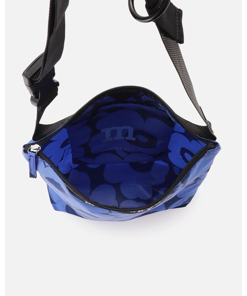 marimekko(マリメッコ)の「Unikko / Neat Crossbody bag M(ショルダーバッグ・レディース・ネイビー・FREE)」の5枚目の写真