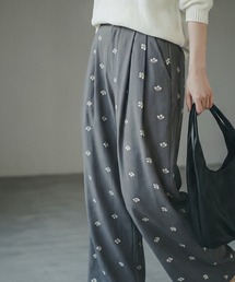 STYLE DELI（スタイルデリ）の「【BLK001】花柄刺繍ツイルタックパンツ（その他パンツ）」