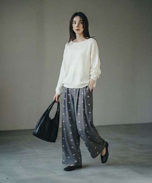 STYLE DELI（スタイルデリ）の「【BLK001】花柄刺繍ツイルタックパンツ（その他パンツ・レディース・グリーン/グレー/ブラック・FREE）」の4枚目の写真