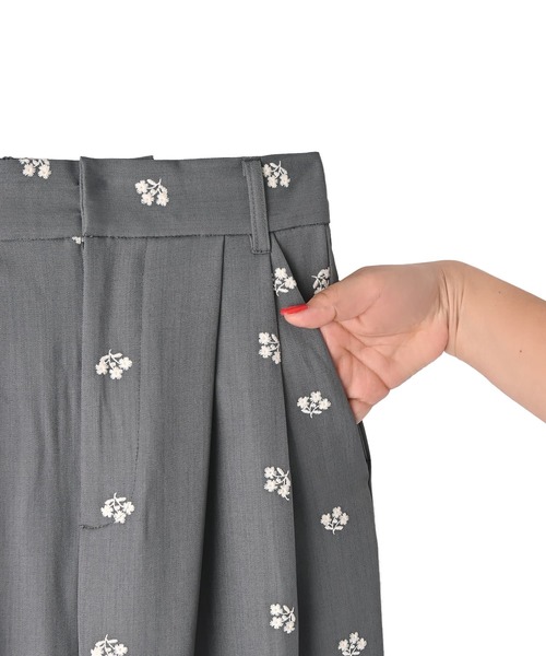 STYLE DELI（スタイルデリ）の「【BLK001】花柄刺繍ツイルタックパンツ（その他パンツ・レディース・グリーン/グレー/ブラック・FREE）」の16枚目の写真