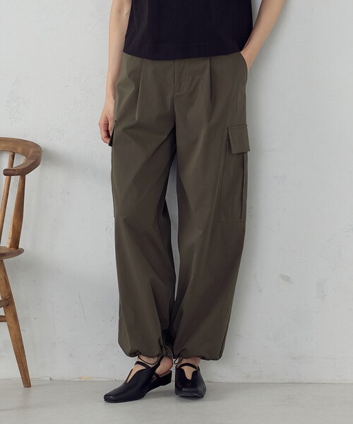 COMME CA ISM（コムサイズム）の「ポリエステルマイクロツイル カーゴパンツ（カーゴパンツ・レディース・カーキ/ブラック・LARGE/MEDIUM）」の2枚目の写真