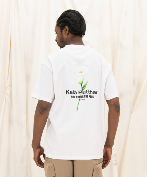 KALAPATTHAR(カラパタール)の「Flower Graphic Back Logo T-Shirt - White(Tシャツ/カットソー・メンズ・その他・MEDIUM/LARGE/X-LARGE)」の1枚目の写真