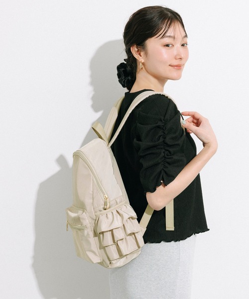 coca（coca）（コカ）の「フリルリュック（バックパック/リュック・レディース・ブラック/グレイッシュベージュ・ONE SIZE）」の4枚目の写真