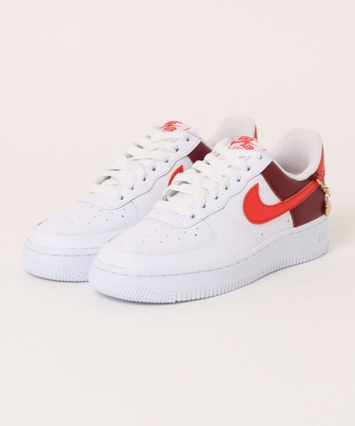 NIKE(ナイキ)の「NIKE ナイキ W AIR FORCE 1 '07 ウィメンズ エア フォース 1 '07 WIR0872 ABC-MART限定 101WHITE/TEAM R(スニーカー・メンズ・ホワイト・22.5cm/23.0cm/23.5cm/24.0cm/24.5cm/25.0cm/29.0cm/22.0cm/25.5cm/26.0cm/26.5cm/27.0cm/27.5cm/28.0cm)」の1枚目の写真