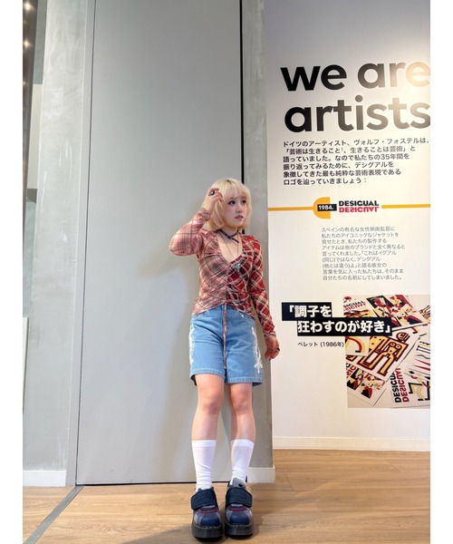 Desigual(デシグアル)の「刺繍入りエスニックデニムショートパンツ(デニムパンツ・レディース・ブルー・38/36/44/42/40/34)」の4枚目の写真