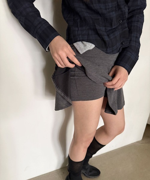 4INT.(フォイント)の「【インナーパンツ付き】ローライズ フレア ミニ スカート(スカート・レディース・ブラック/ホワイト/チャコール・FREE)」の5枚目の写真