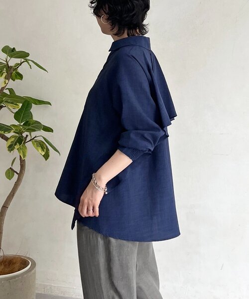 un dix cors(アンディコール)の「【甘くないフリルシャツ】麻調バックフリルブラウス(シャツ/ブラウス・レディース・グレー/オフホワイト/ネイビー/ブラック・FREE)」の6枚目の写真