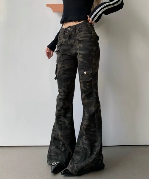 FUNdaysion(ファンデイション)の「カモフラ柄フレアデニムパンツ(その他パンツ・レディース・カーキ・S/M/L)」の2枚目の写真