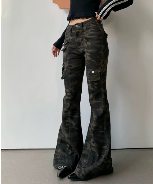 FUNdaysion(ファンデイション)の「カモフラ柄フレアデニムパンツ(その他パンツ・レディース・カーキ・S/M/L)」の5枚目の写真