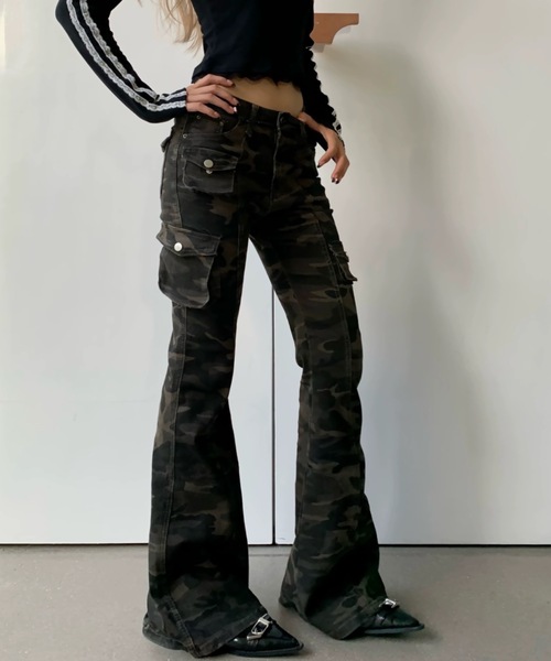 FUNdaysion(ファンデイション)の「カモフラ柄フレアデニムパンツ(その他パンツ・レディース・カーキ・S/M/L)」の6枚目の写真