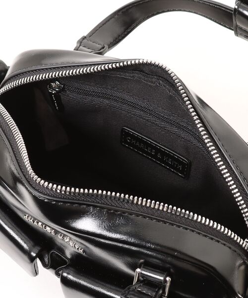 CHARLES & KEITH(チャールズ & キース)の「Rachel レイチェル マルチポケット ボウリングバッグ(ハンドバッグ・レディース・スミクロ/ブルーグラス/ピンク系その他3・S)」の5枚目の写真