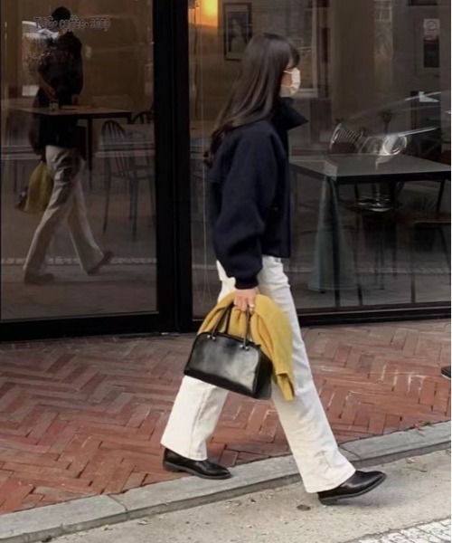 NiiNa(ニーナ)の「【NiiNa】【高品質牛革】2wayヴィンテージレトロボストンバッグ(ボストンバッグ・レディース・ホワイト・FREE)」の4枚目の写真