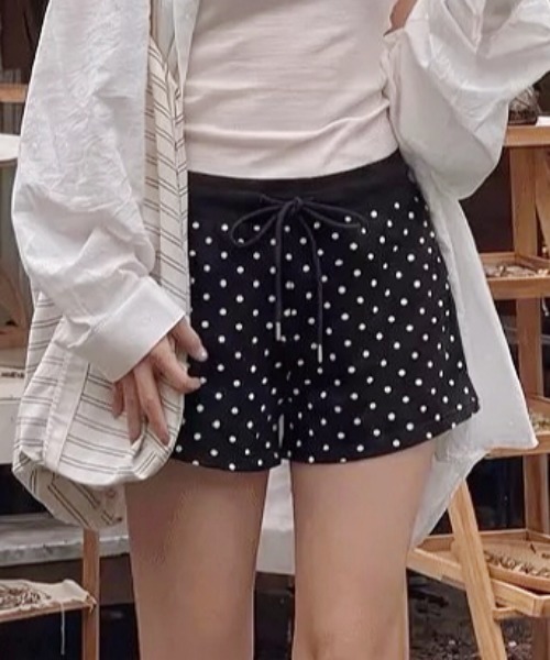 Vipoa(ヴィポア)の「Slim polka dot sweat shorts(その他パンツ・レディース・ホワイト/ブラック/グレー・FREE)」の1枚目の写真