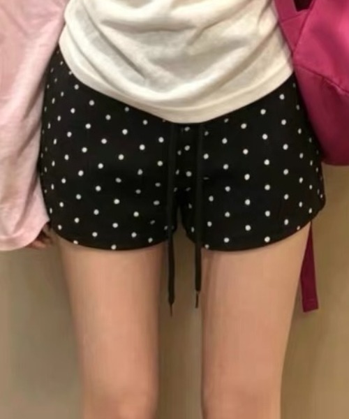 Vipoa(ヴィポア)の「Slim polka dot sweat shorts(その他パンツ・レディース・ホワイト/ブラック/グレー・FREE)」の7枚目の写真