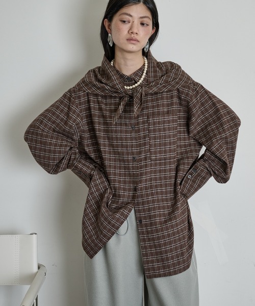 THE YOn(ザヨン)の「ストールセットチェックシャツ(シャツ/ブラウス・レディース・ベージュ/ブラウン/ブラック・FREE)」の3枚目の写真
