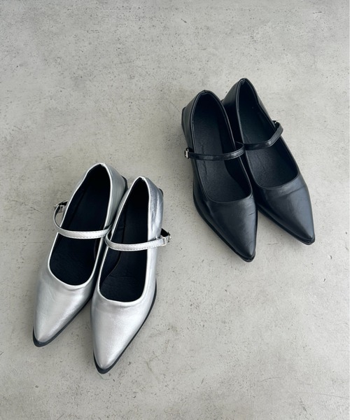 MYMOOD.(マイムード)の「ストラップ付ポインテッドトゥパンプス(パンプス・レディース・シルバー/ブラック・23.5cm/24.5cm)」の2枚目の写真