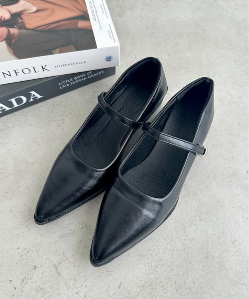 MYMOOD.(マイムード)の「ストラップ付ポインテッドトゥパンプス(パンプス・レディース・シルバー/ブラック・23.5cm/24.5cm)」の10枚目の写真