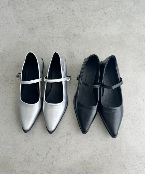 MYMOOD.(マイムード)の「ストラップ付ポインテッドトゥパンプス(パンプス・レディース・シルバー/ブラック・23.5cm/24.5cm)」の11枚目の写真