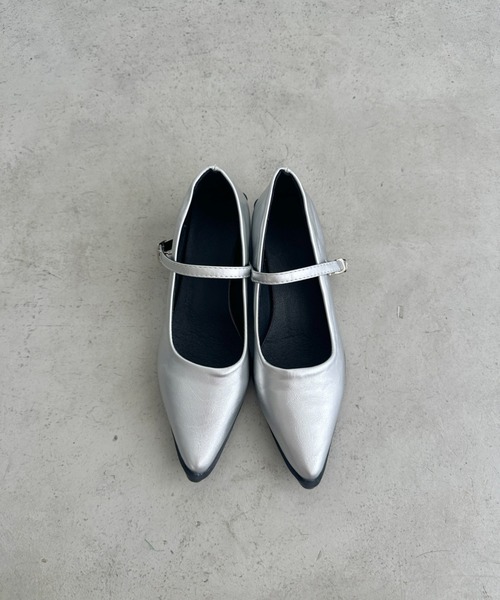 MYMOOD.(マイムード)の「ストラップ付ポインテッドトゥパンプス(パンプス・レディース・シルバー/ブラック・23.5cm/24.5cm)」の12枚目の写真