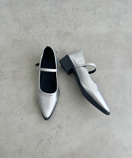 MYMOOD.(マイムード)の「ストラップ付ポインテッドトゥパンプス(パンプス・レディース・シルバー/ブラック・23.5cm/24.5cm)」の16枚目の写真