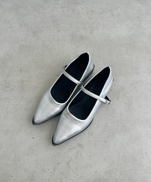 MYMOOD.(マイムード)の「ストラップ付ポインテッドトゥパンプス(パンプス・レディース・シルバー/ブラック・23.5cm/24.5cm)」の13枚目の写真
