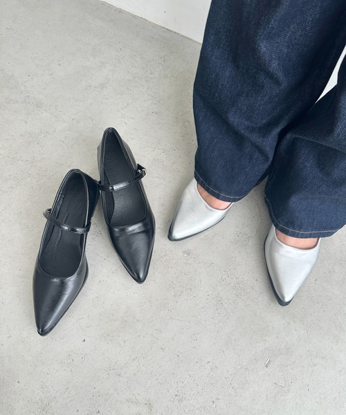 MYMOOD.(マイムード)の「ストラップ付ポインテッドトゥパンプス(パンプス・レディース・シルバー/ブラック・23.5cm/24.5cm)」の21枚目の写真
