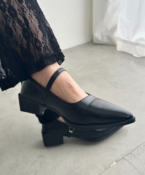 MYMOOD.(マイムード)の「ストラップ付ポインテッドトゥパンプス(パンプス・レディース・シルバー/ブラック・23.5cm/24.5cm)」の8枚目の写真