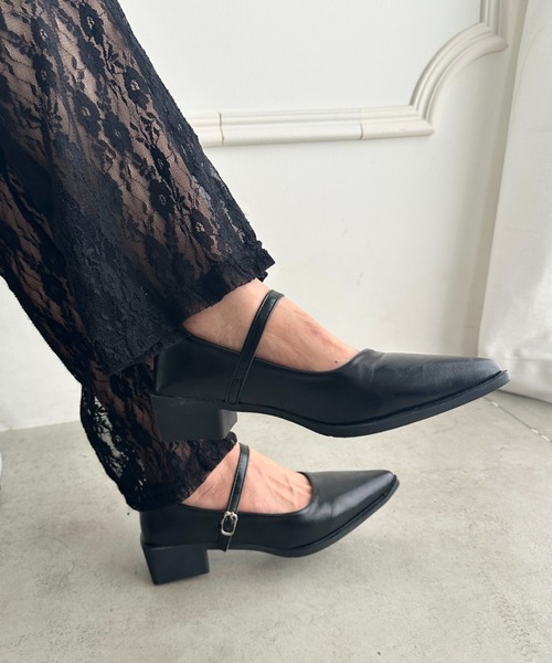 MYMOOD.(マイムード)の「ストラップ付ポインテッドトゥパンプス(パンプス・レディース・シルバー/ブラック・23.5cm/24.5cm)」の9枚目の写真