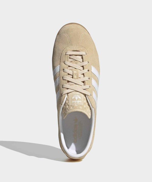 adidas（アディダス）の「ガゼルLo Pro シューズ / アディダスオリジナルス adidas Originals（スニーカー・レディース・ベージュ・22.0cm/22.5cm/23.0cm/23.5cm/24.0cm/24.5cm/25.0cm/25.5cm/26.0cm/26.5cm/27.0cm）」の2枚目の写真