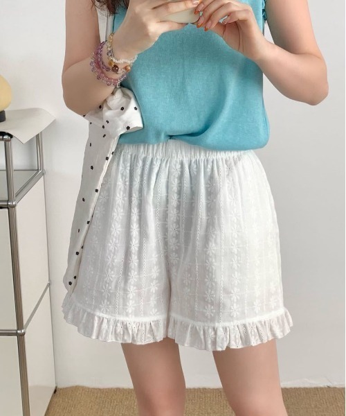 &soiree(アンドソワレ)の「コットンレース裾フリルショートパンツ(その他パンツ・レディース・ホワイト・MEDIUM/LARGE)」の1枚目の写真