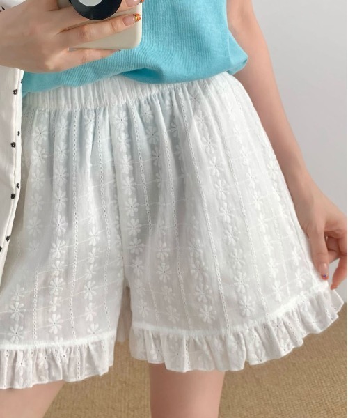 &soiree(アンドソワレ)の「コットンレース裾フリルショートパンツ(その他パンツ・レディース・ホワイト・MEDIUM/LARGE)」の3枚目の写真