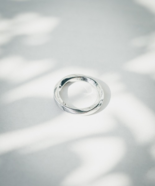 Chick（チック）の「【es】【CALM（カーム）】BRASS Twist Ring（リング・レディース・シルバー/ゴールド/ブラック・11号/13号/15号/9号）」の2枚目の写真