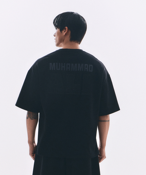 WAYDN（ウェイドゥン）の「[ALI] ALI ザ・レジェンド オーバーサイズ レタリング 半袖 ブラック（Tシャツ/カットソー・メンズ・その他・MEDIUM/LARGE/X-LARGE/XX-LARGE）」の2枚目の写真