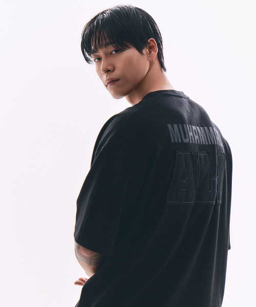 WAYDN（ウェイドゥン）の「[ALI] ALI ザ・レジェンド オーバーサイズ レタリング 半袖 ブラック（Tシャツ/カットソー・メンズ・その他・MEDIUM/LARGE/X-LARGE/XX-LARGE）」の3枚目の写真