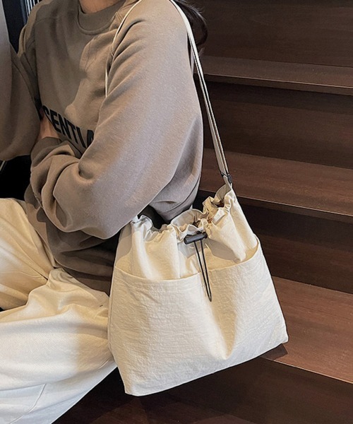 Miniministore(ミニミニストア)の「巾着ショルダーバッグ A4対応 軽量鞄(ショルダーバッグ・レディース・アイボリー/ベージュ/ブラック・FREE)」の4枚目の写真
