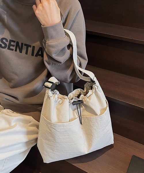 Miniministore(ミニミニストア)の「巾着ショルダーバッグ A4対応 軽量鞄(ショルダーバッグ・レディース・アイボリー/ベージュ/ブラック・FREE)」の5枚目の写真