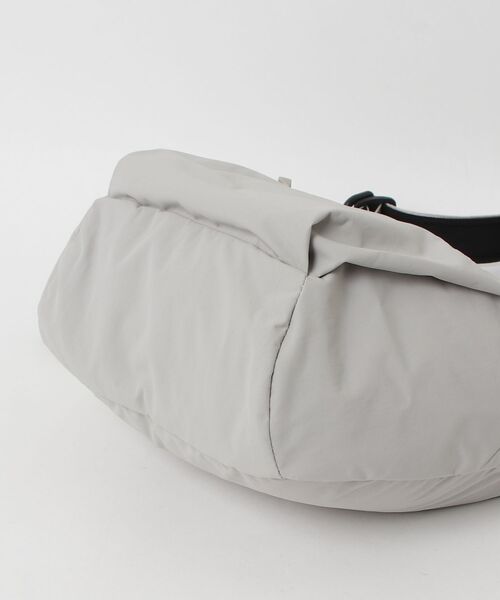 THE NORTH FACE(ザノースフェイス)の「ザ・ノースフェイス / フィーカスミニショルダー NMW72651(レディース)(ショルダーバッグ・レディース・ブラック系その他/ホワイト系その他・ONE SIZE)」の4枚目の写真