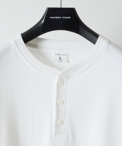 NUMBER (N)INE(ナンバーナイン)の「HAND PAINTED BASIC HEM PRINTED HENLEY NECK L/S T-SHIRT / ハンドペイント ベーシック ワンポイント ロゴプリント ヘンリーネック ロンT(Tシャツ/カットソー・メンズ・ホワイト系その他2/ブラック系その他2/ブラック/ホワイト・M/L/XL)」の6枚目の写真