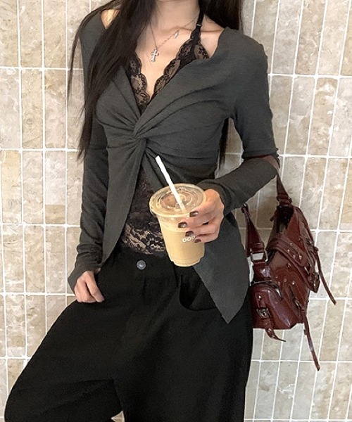 SHEENA(シーナ)の「【カップ付き】レースレイヤードツイストトップス(Tシャツ/カットソー・レディース・ダークグレー/ブラック/ホワイト・M)」の11枚目の写真