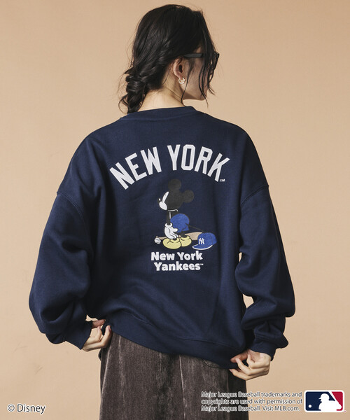 FREAK'S STORE（フリークスストア）の「限定展開 Mickey×YANKEES 別注 ビックシルエット クルーネック スウェット（スウェット・メンズ・ネイビー/チャコールグレー/グレー・MEDIUM/LARGE/SMALL）」の3枚目の写真