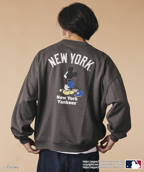 FREAK'S STORE（フリークスストア）の「限定展開 Mickey×YANKEES 別注 ビックシルエット クルーネック スウェット（スウェット・メンズ・ネイビー/チャコールグレー/グレー・MEDIUM/LARGE/SMALL）」の2枚目の写真