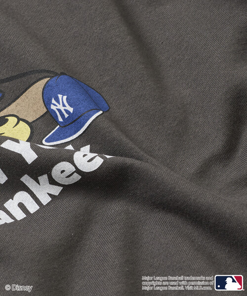 FREAK'S STORE（フリークスストア）の「限定展開 Mickey×YANKEES 別注 ビックシルエット クルーネック スウェット（スウェット・メンズ・ネイビー/チャコールグレー/グレー・MEDIUM/LARGE/SMALL）」の8枚目の写真
